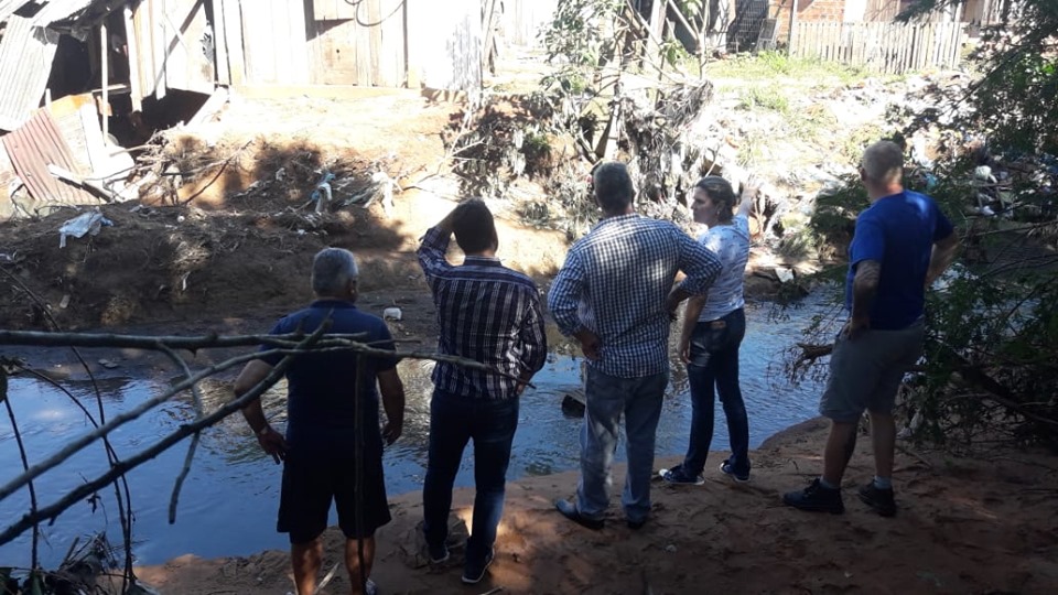 06/05/2019 - Vereadora Patricia Beck solicita recolhimento de galhos e entulhos na rua Três de Maio no bairro São Jorge