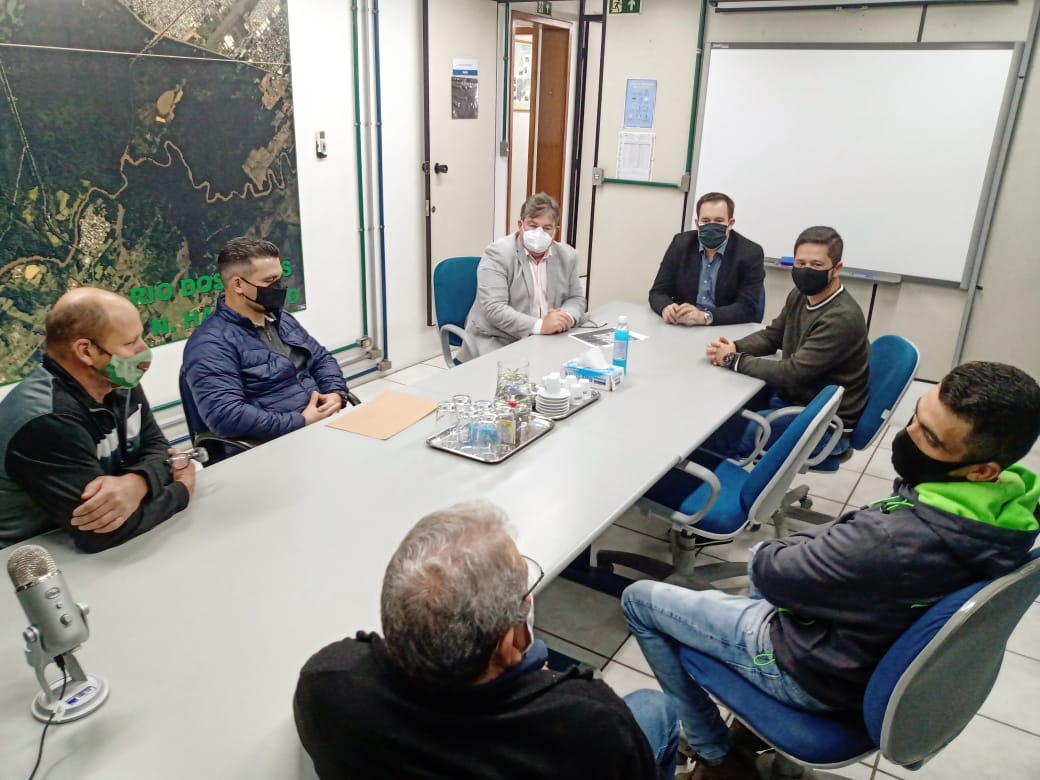 06/05/2021 - Presidente Raizer e associação de moradores da Vila Palmeira são recebidos na Comusa