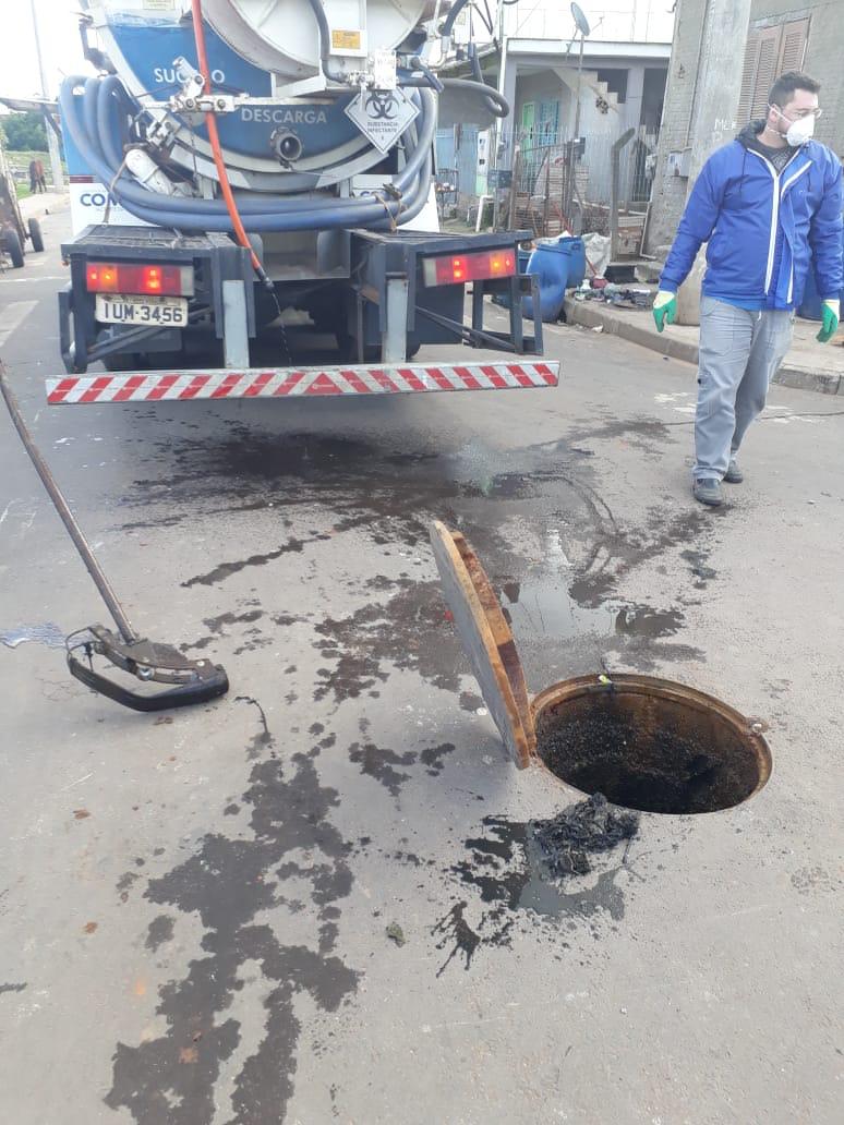 06/07/2020 - Fernando Lourenço fiscaliza conserto de boca de lobo na rua Assis Brasil