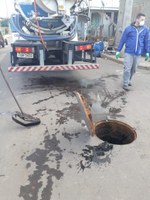 06/07/2020 - Fernando Lourenço fiscaliza conserto de boca de lobo na rua Assis Brasil