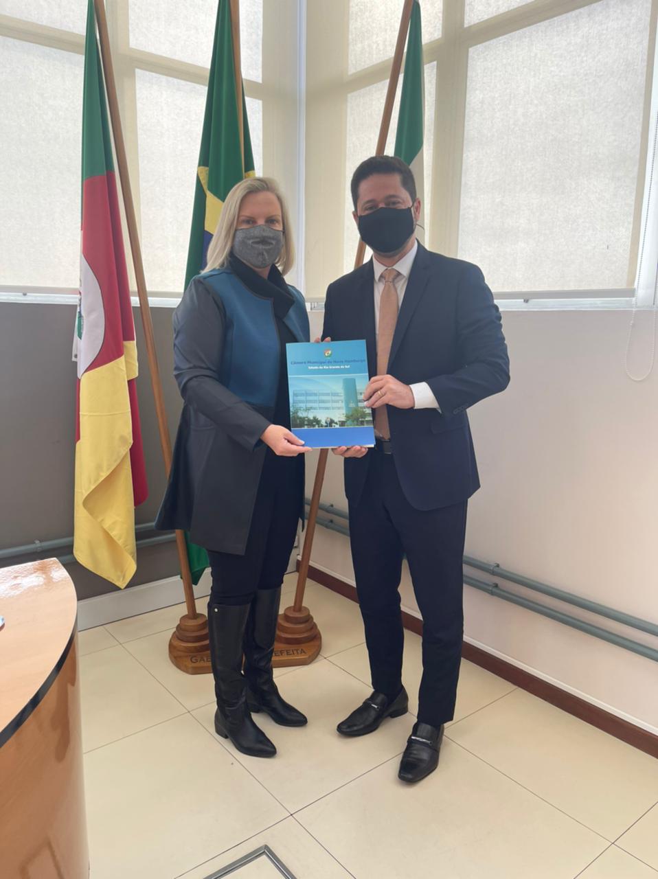 06/08/2021 - Presidente Raizer entrega modelo de PL à prefeita de Sapiranga
