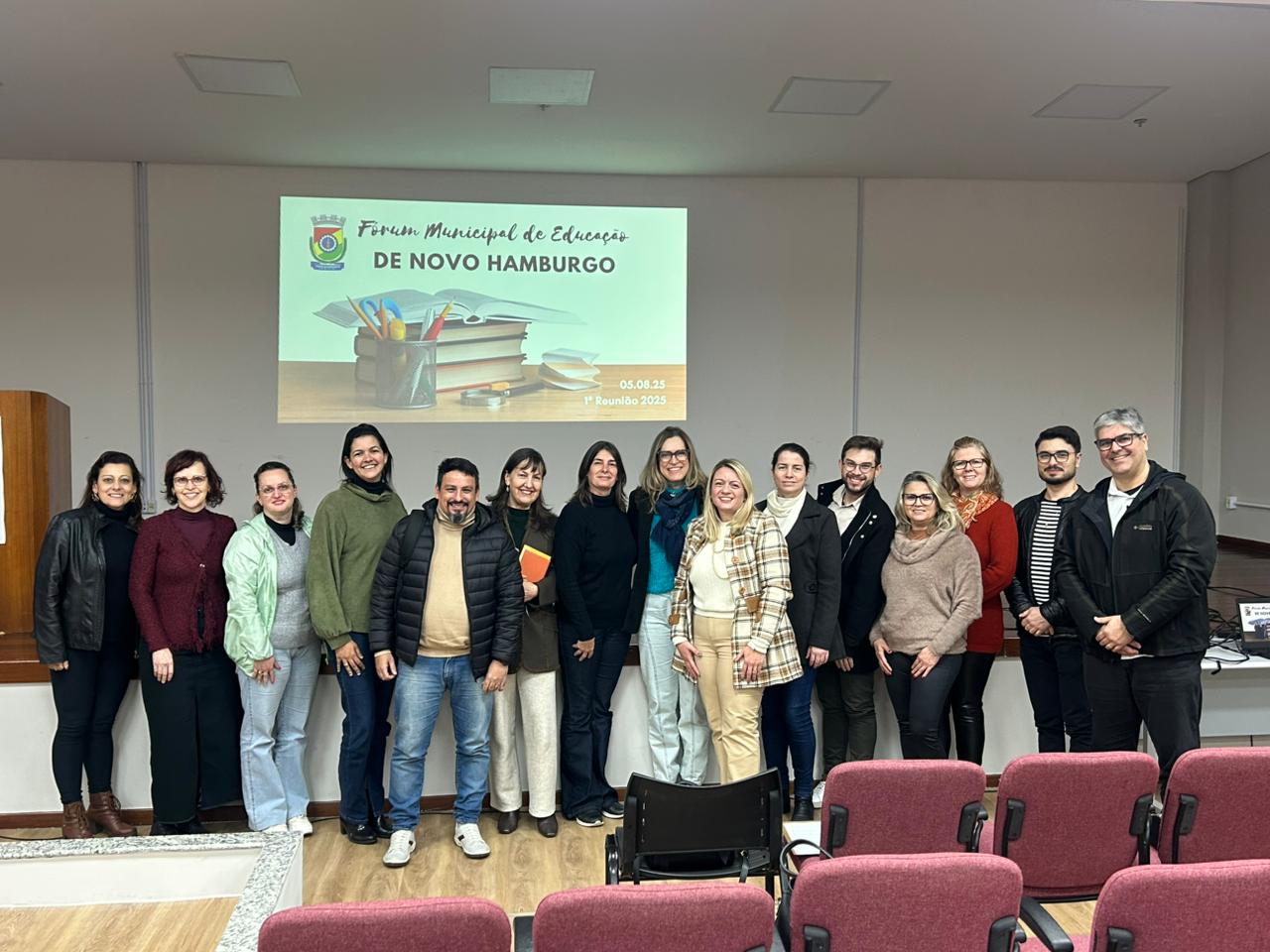06/08/2025 - Professora Luciana Martins e assessoria do Felipe Kuhn Braun representaram a Coedu na reunião de reativação do Fórum Municipal de Educação 