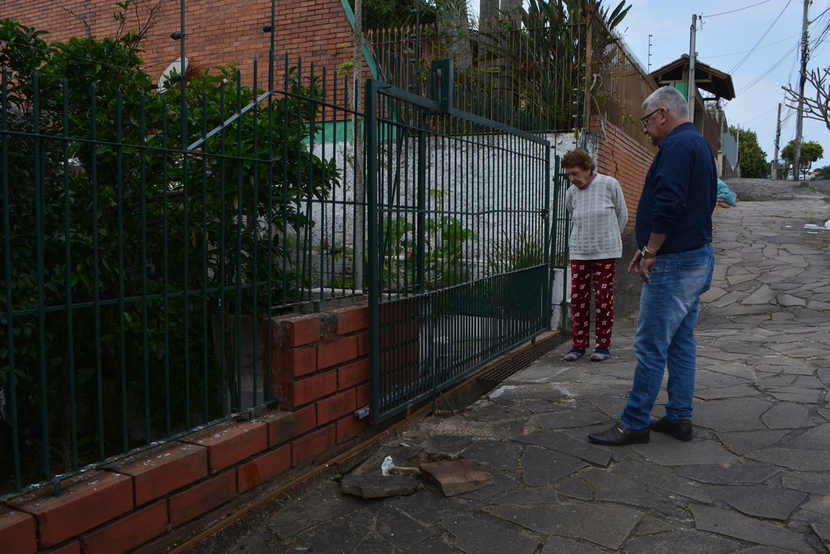 06/09/2019 - Vereador Nor Boeno conversa com moradora e recebe demanda no bairro Canudos