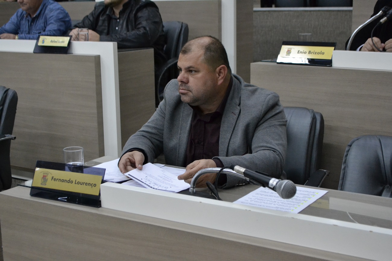 06/12/2019 - Fernando Lourenço demanda conserto de grave infiltração na rua Osvaldo Cruz