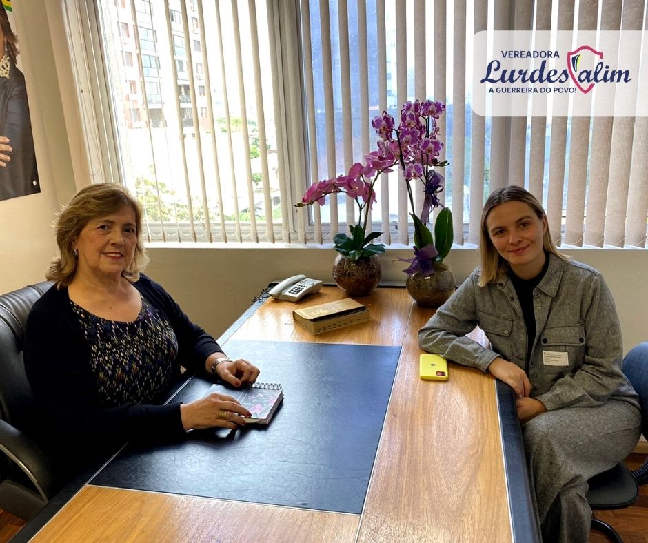 07/04/2022 - Vereadora Lourdes Valim recebe visita de professora de Libras em seu gabinete