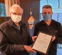 07/05/2021 - Gustavo Finck entrega votos de congratulações a Miguel Schmitz