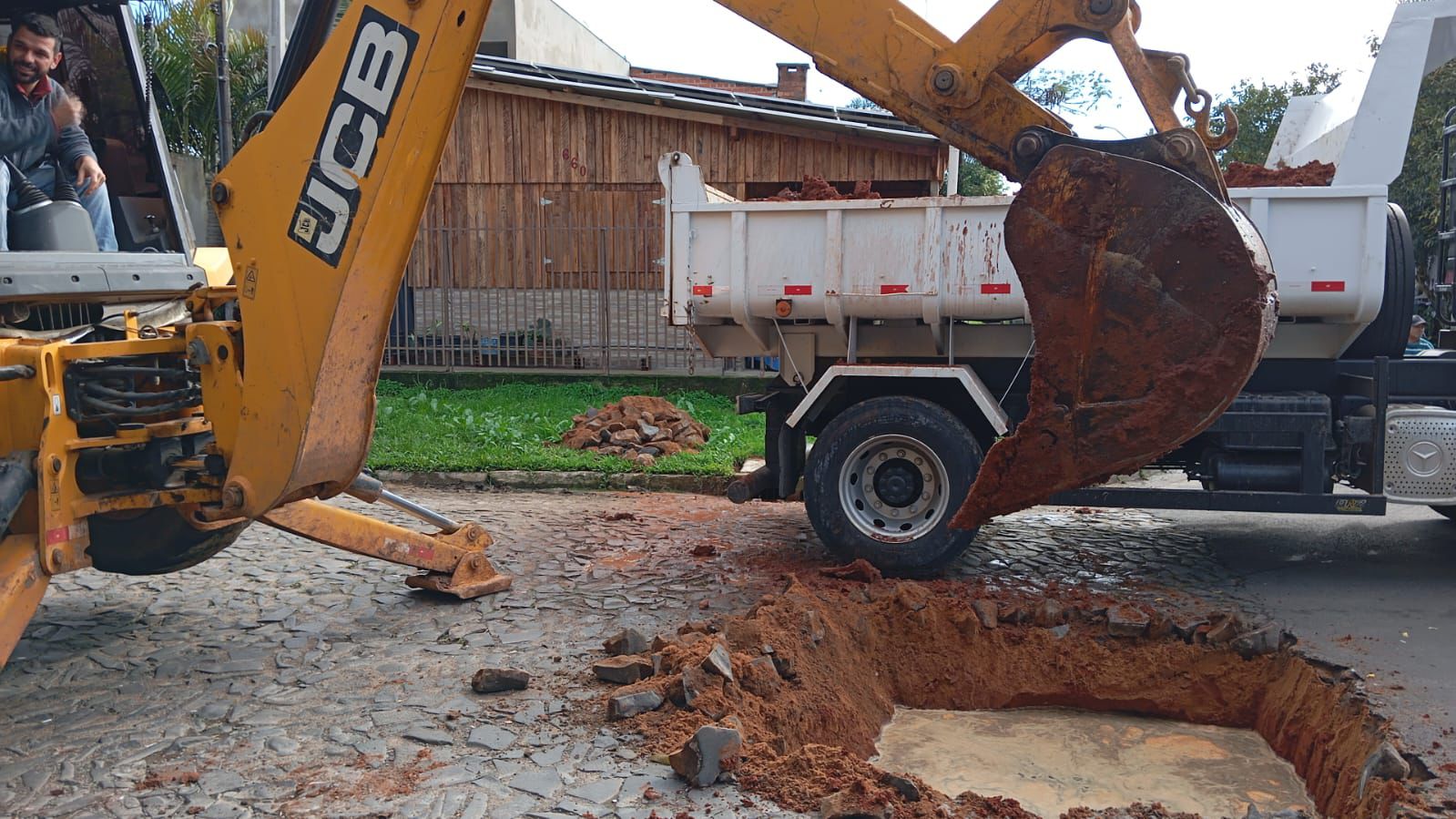 07/08/2025 - Vereador Nor Boeno atende reivindicação dos moradores de Canudos