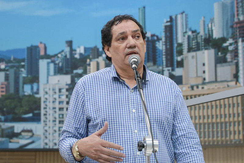 07/10/2019 - Vereador Inspetor Luz solicita conserto do buraco na rua Tupi no bairro Rio Branco