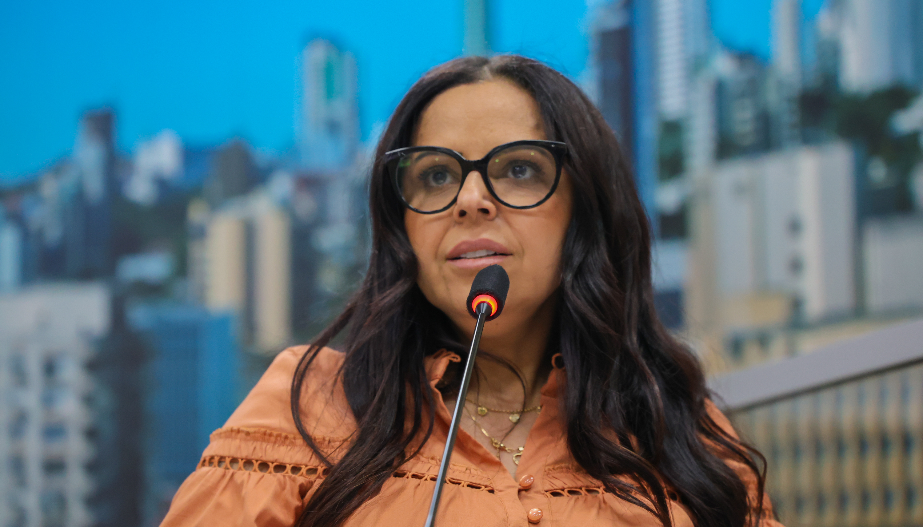 07/11/2025 - Vereadora Deza Guerreiro propõe projeto Eu Paro Para Pet em Novo Hamburgo. 