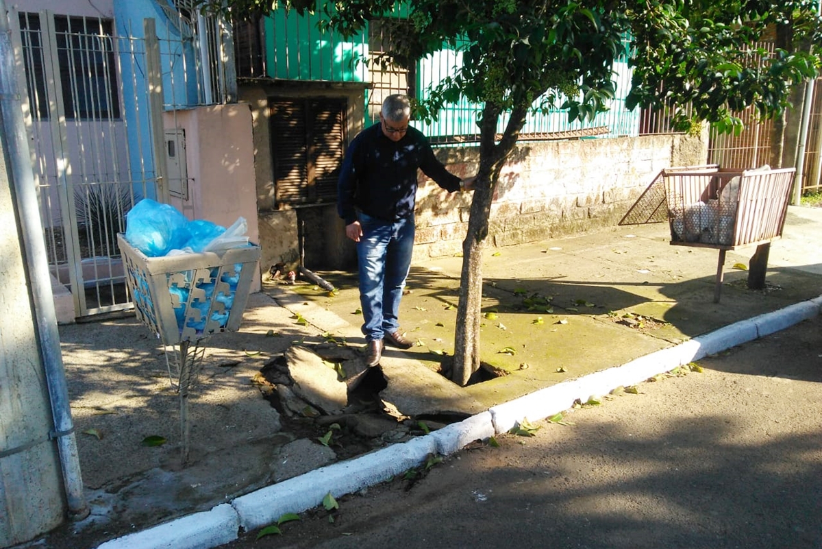 08/05/2019 - Vereador Nor Boeno solicita conserto de infiltração em passeio público no bairro Canudos