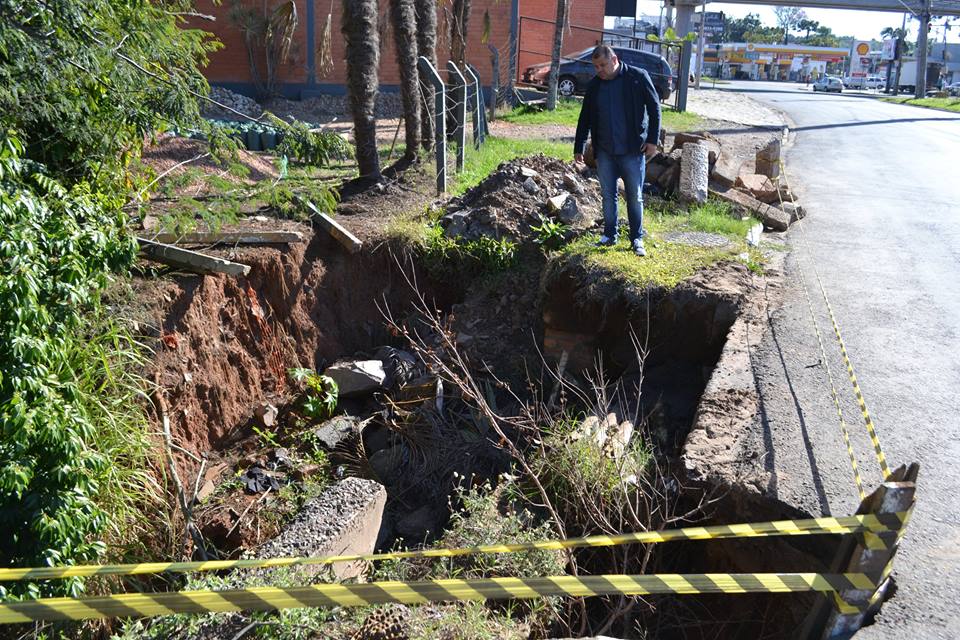 08/08/2017 - Gabinete: Fernando pede conserto de calçada na Avenida Sete de Setembro