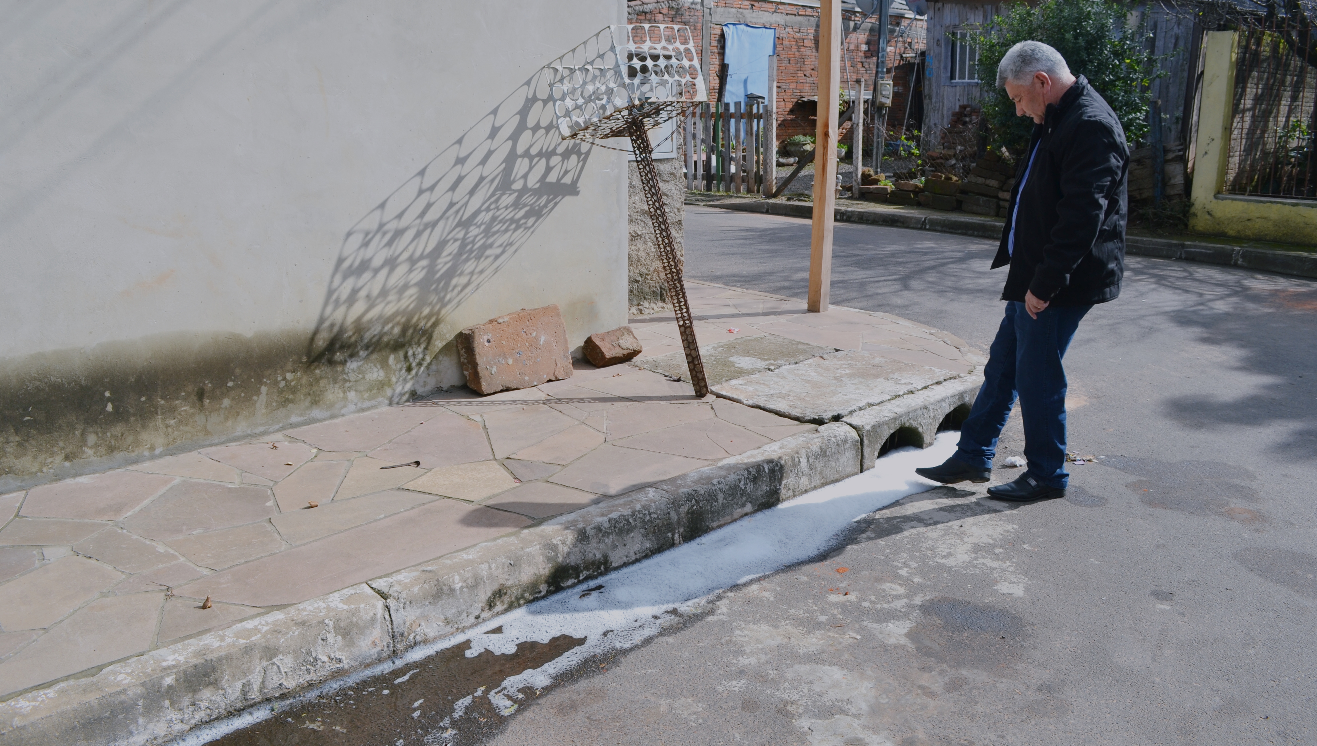08/08/2017 - Gabinete: Nor Boeno solicita desobstrução, limpeza e hidrojateamento de esgoto em rua próxima à Darci Venturini