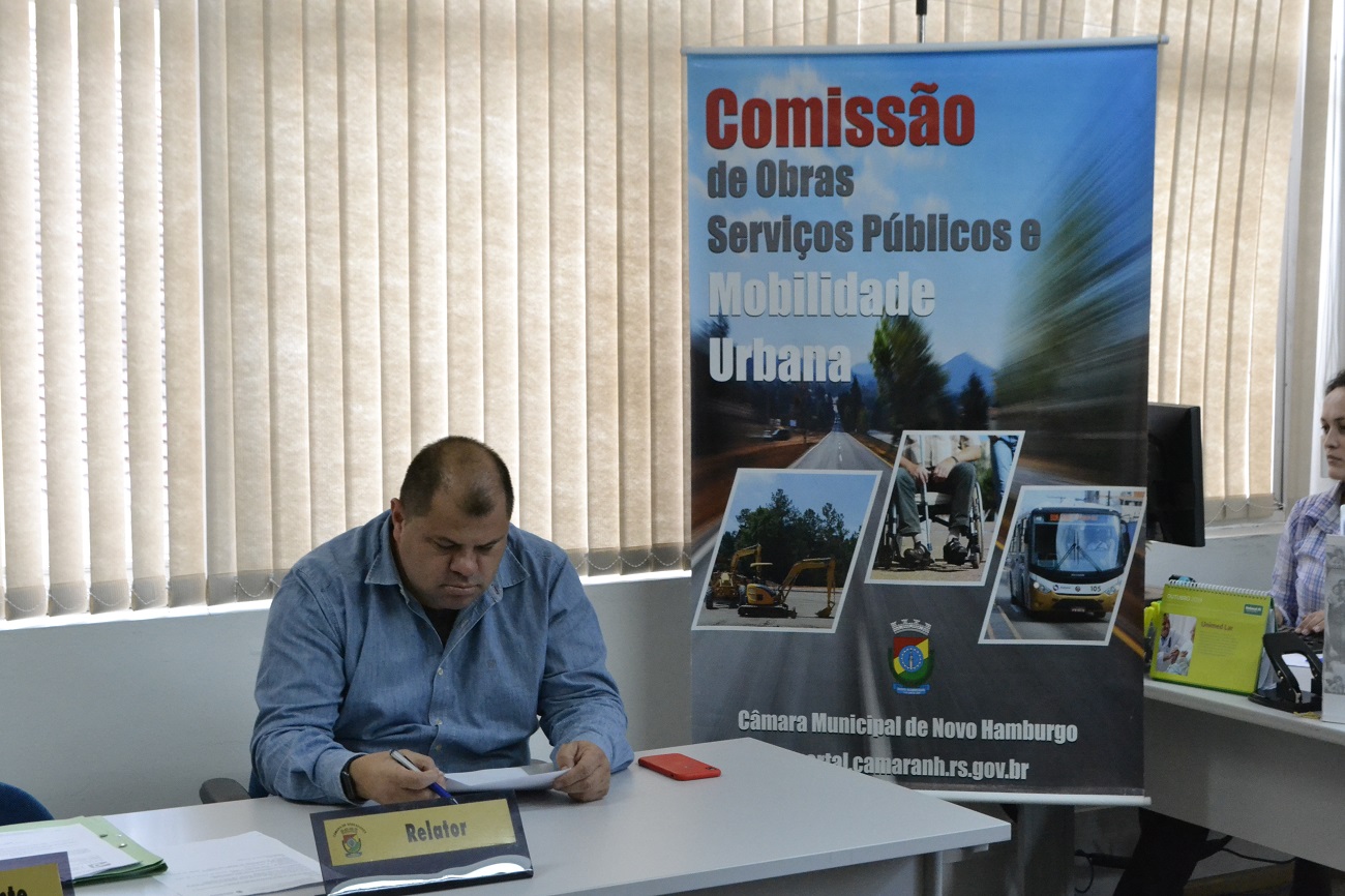 08/10/2019 - Fernando Lourenço demanda conserto de poste de luz na rua América