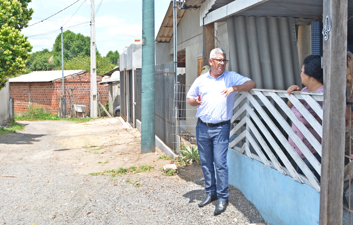 09/01/2020 - Vereador Nor Boeno requer colocação de brita em travessa de Canudos