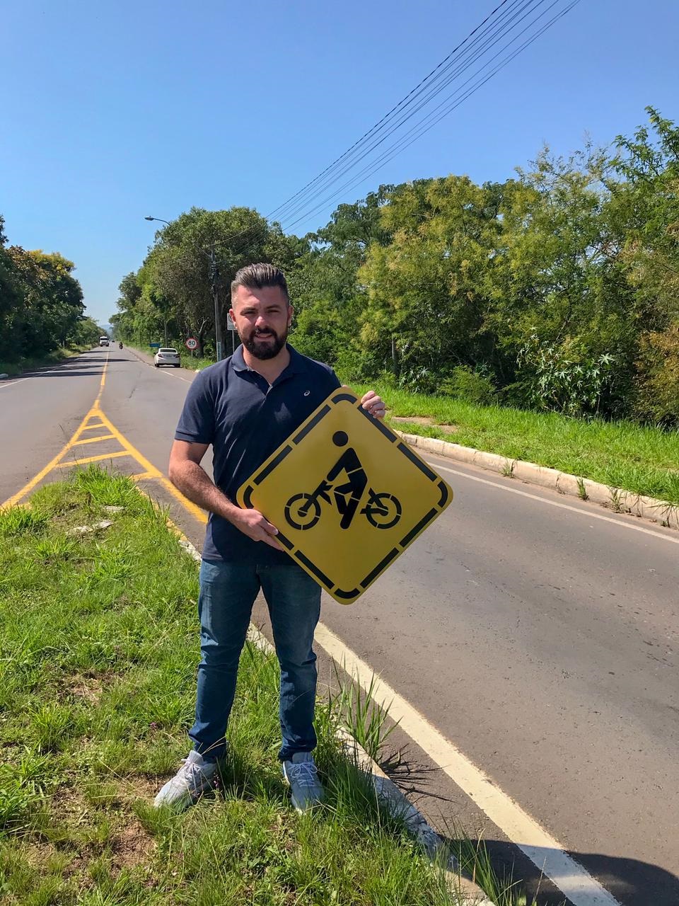 09/02/2021 - Vereador Gustavo Finck visita Lomba Grande para instalação de placas de sinalização