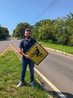 09/02/2021 - Vereador Gustavo Finck visita Lomba Grande para instalação de placas de sinalização