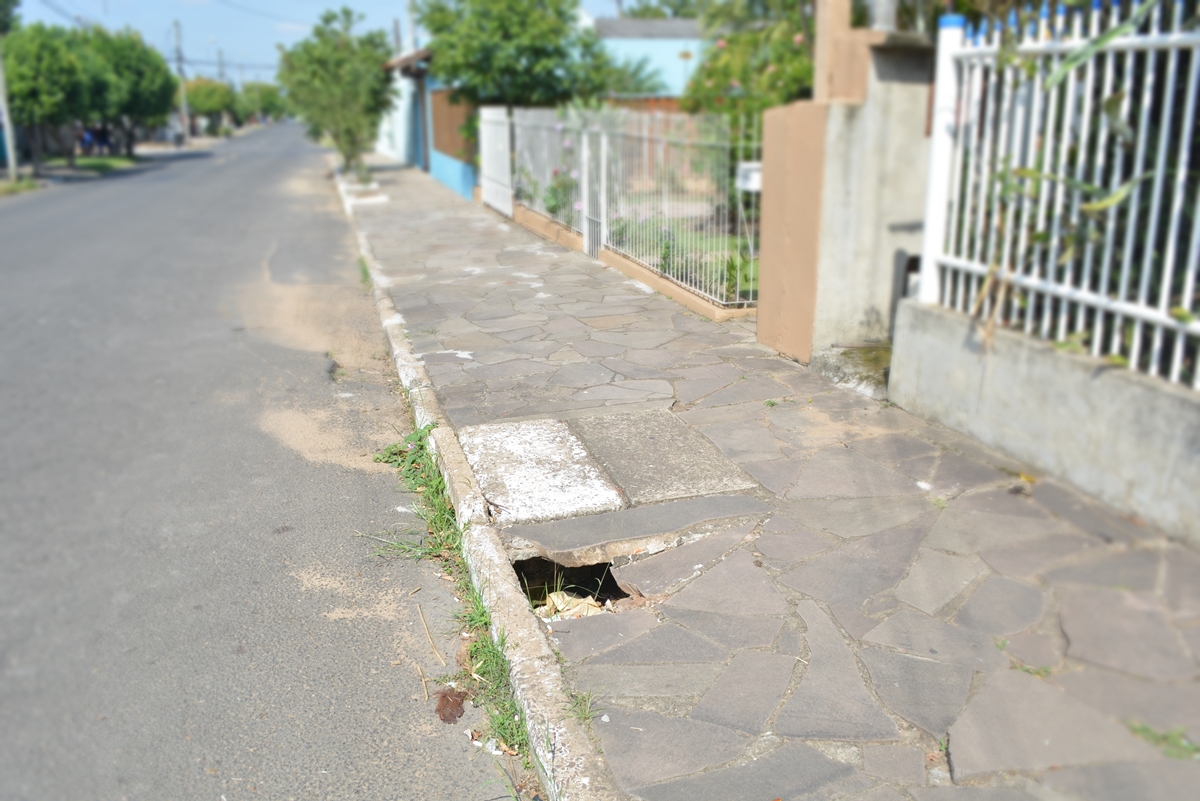 09/04/2019 - Vereador Nor Boeno solicita conserto de infiltração em calçada no bairro Canudos