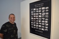 09/05/2019 - Cristiano Coller aprecia exposição fotográfica na Casa das Artes