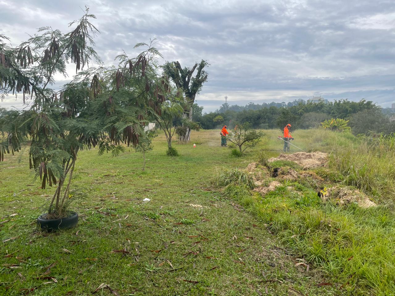09/06/2021 – Prefeitura realiza limpeza no entorno do Campo do Botafogo