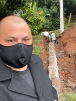 09/06/2021 - Conserto de infiltração é realizado na rua Roma por indicação de Fernandinho