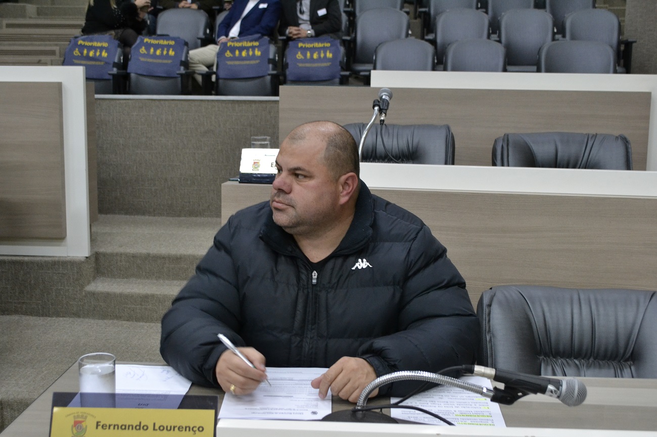 09/08/2019 - Fernando Lourenço solicita operação tapa-buracos na rua Ibirubá