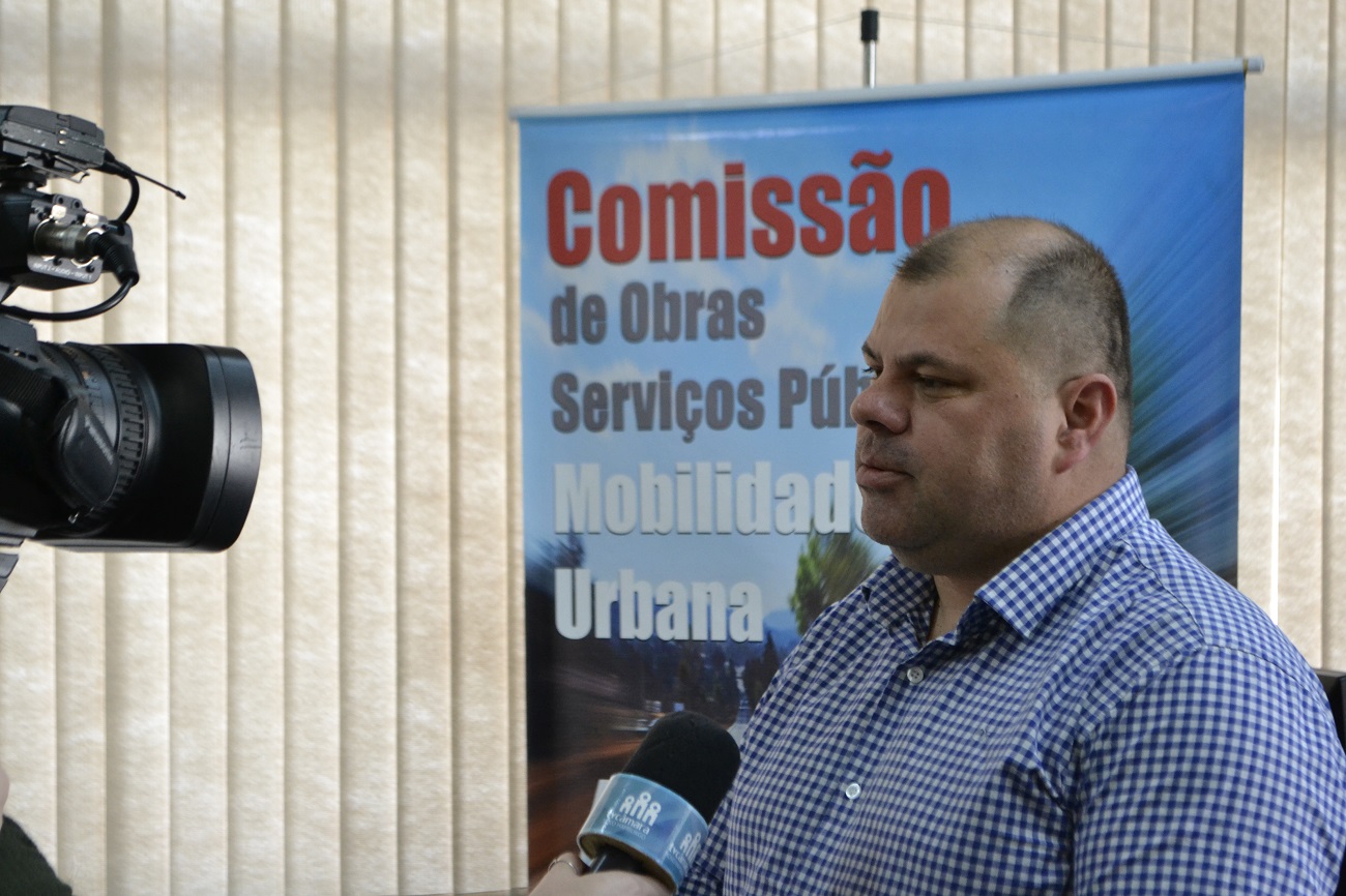 09/09/2019 - Fernando Lourenço solicita nivelamento de tampa de ferro no asfalto na avenida Frederico Linck