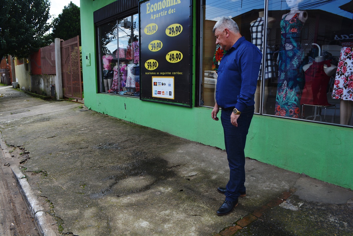 09/10/2019 - Vereador Nor Boeno requer conserto de infiltração em passeio público  na rua Danilo de Oliveira