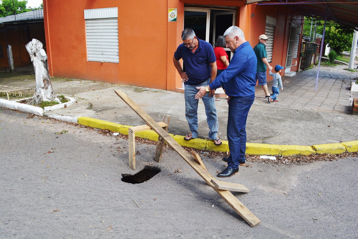 09/10/2019 - Vereador Nor Boeno requer conserto de infiltração em via no bairro Canudos