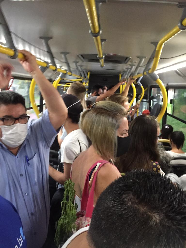 10/03/2022 - Vereador Brizola realiza vistoria nos ônibus do município