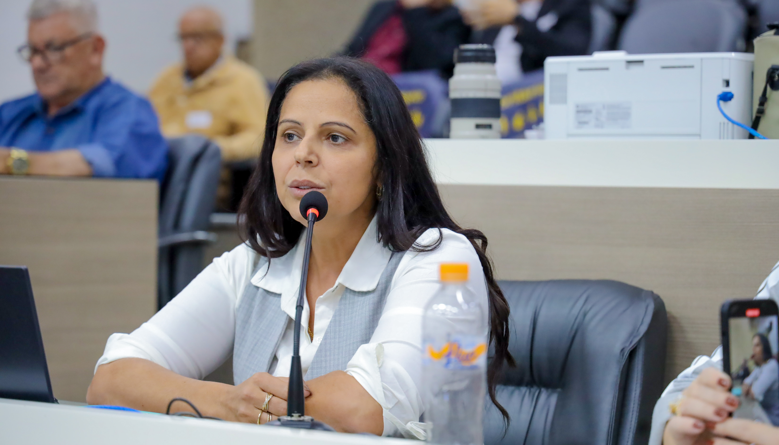 10/04/2025 - Deza Guerreiro alerta sobre a falta de recursos da causa animal em Novo Hamburgo