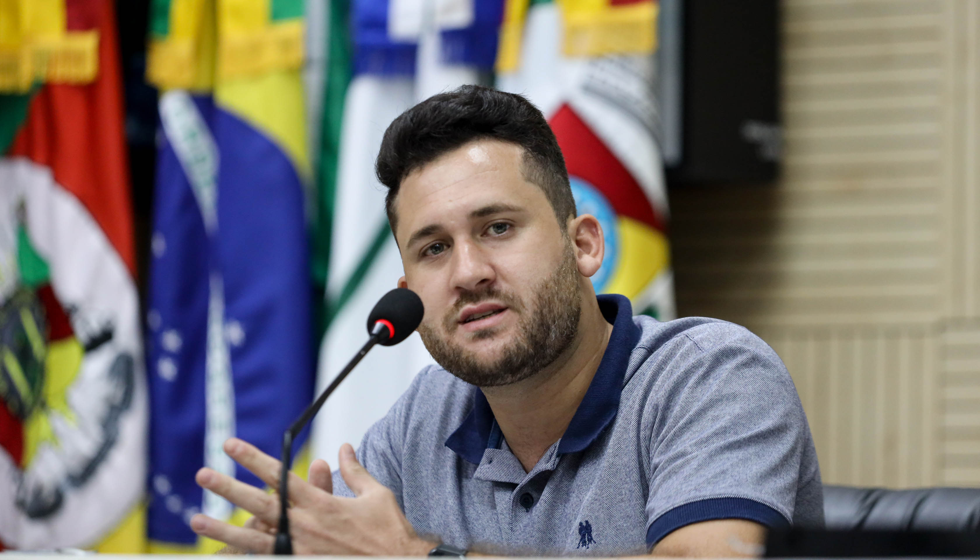 10/04/2025 - Eliton Ávila cobra solução para fios soltos nas ruas