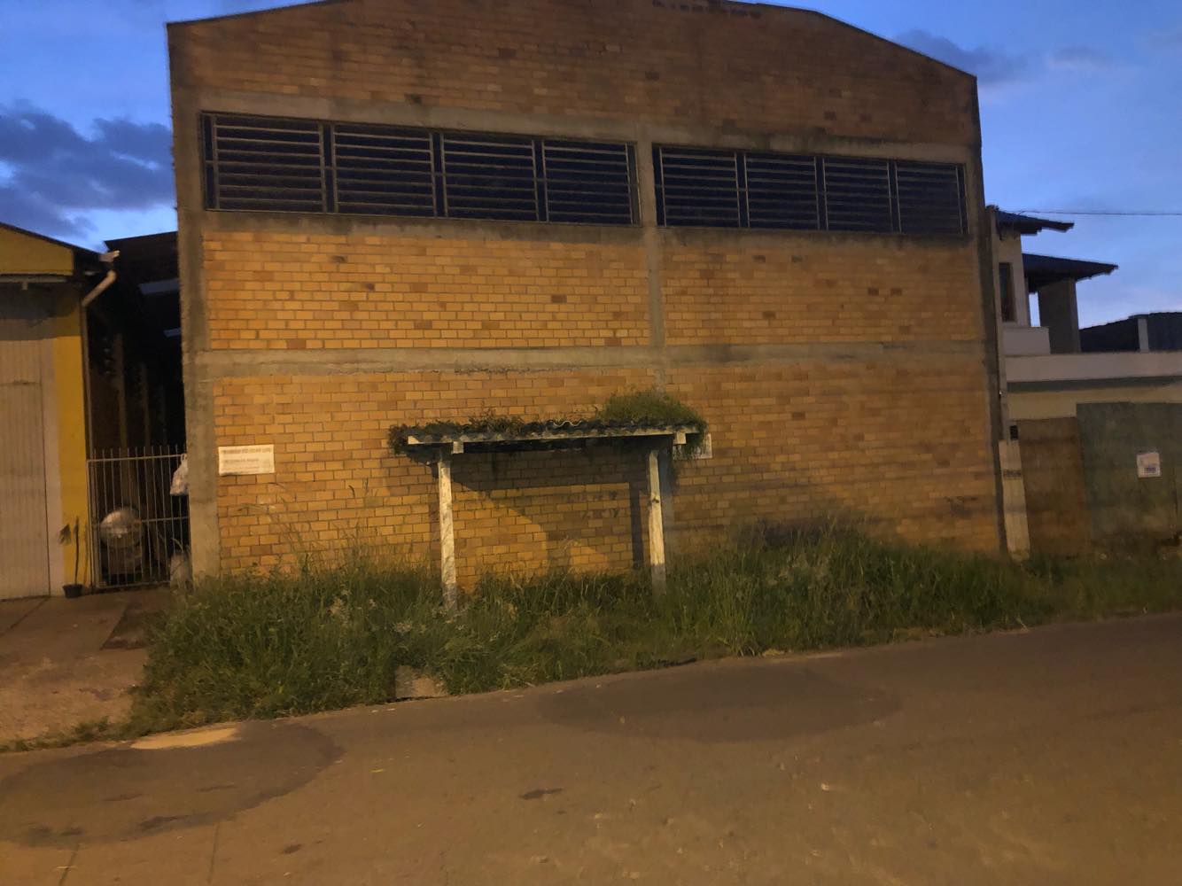 10/05/2019 - Fernando Lourenço requisita limpeza em parada de ônibus na rua Portugal