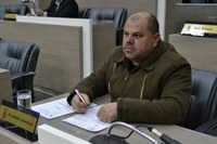 10/07/2019 - Fernando Lourenço requer operação tapa-buracos na rua Vinte e Cinco de Julho