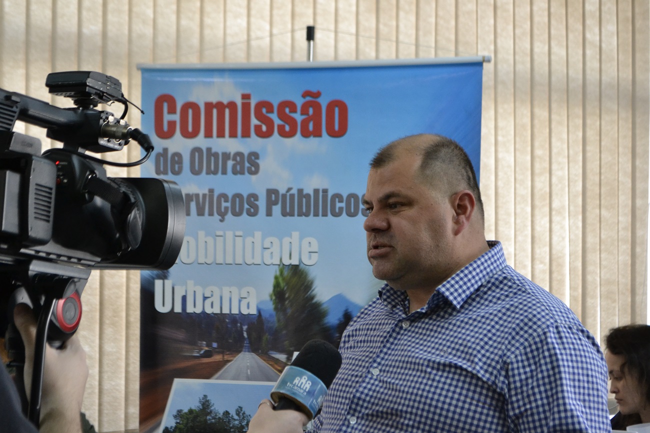 10/09/2019 - Fernando Lourenço requisita conserto de infiltração na rua América