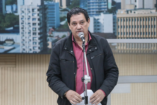 10/09/2019 - Vereador Inspetor Luz solicita poda de árvore na rua Araxá