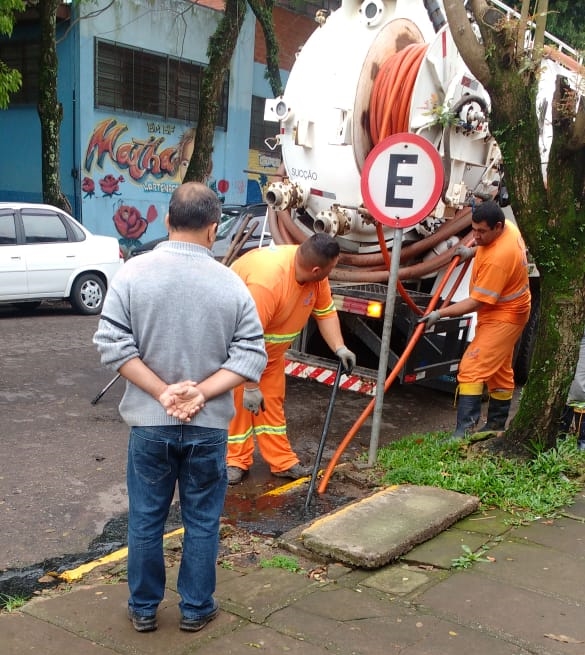 10/10/2018 - Atendido pedido de Nor Boeno por desentupimento de esgoto próximo a escola e unidade de saúde