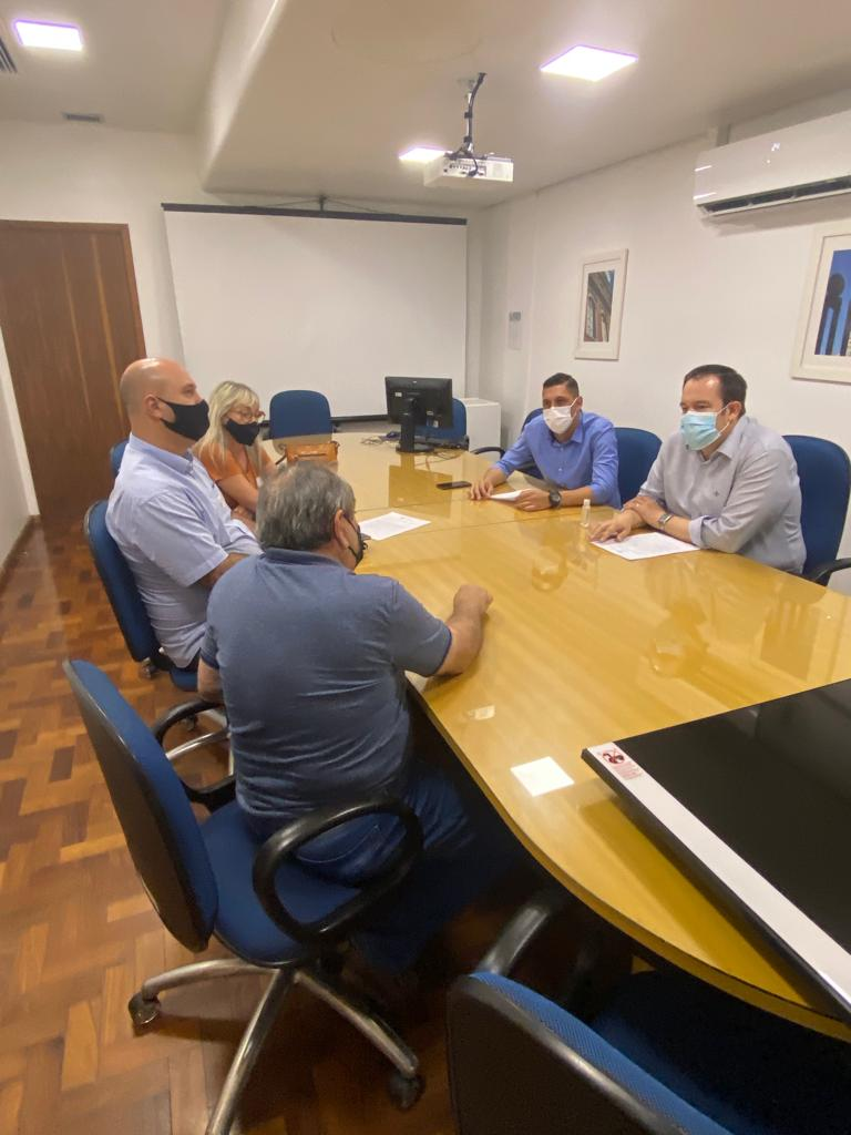 10/10/2022 - Darlan Oliveira promove reunião com o vice-prefeito e moradores do condomínio Ibiza