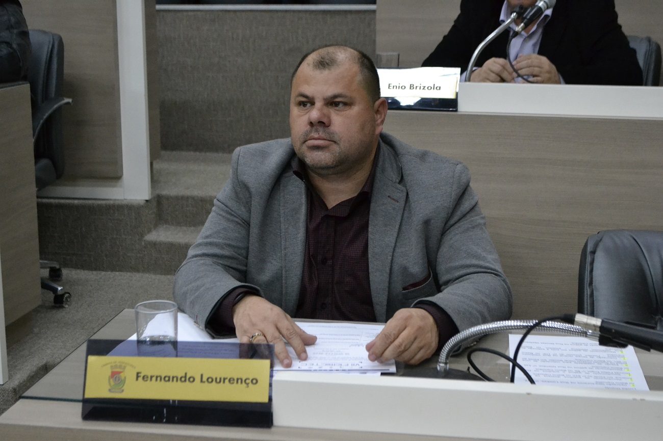 10/12/2019 - Vereador Fernando Lourenço demanda conserto de asfalto na rua Campo Bom