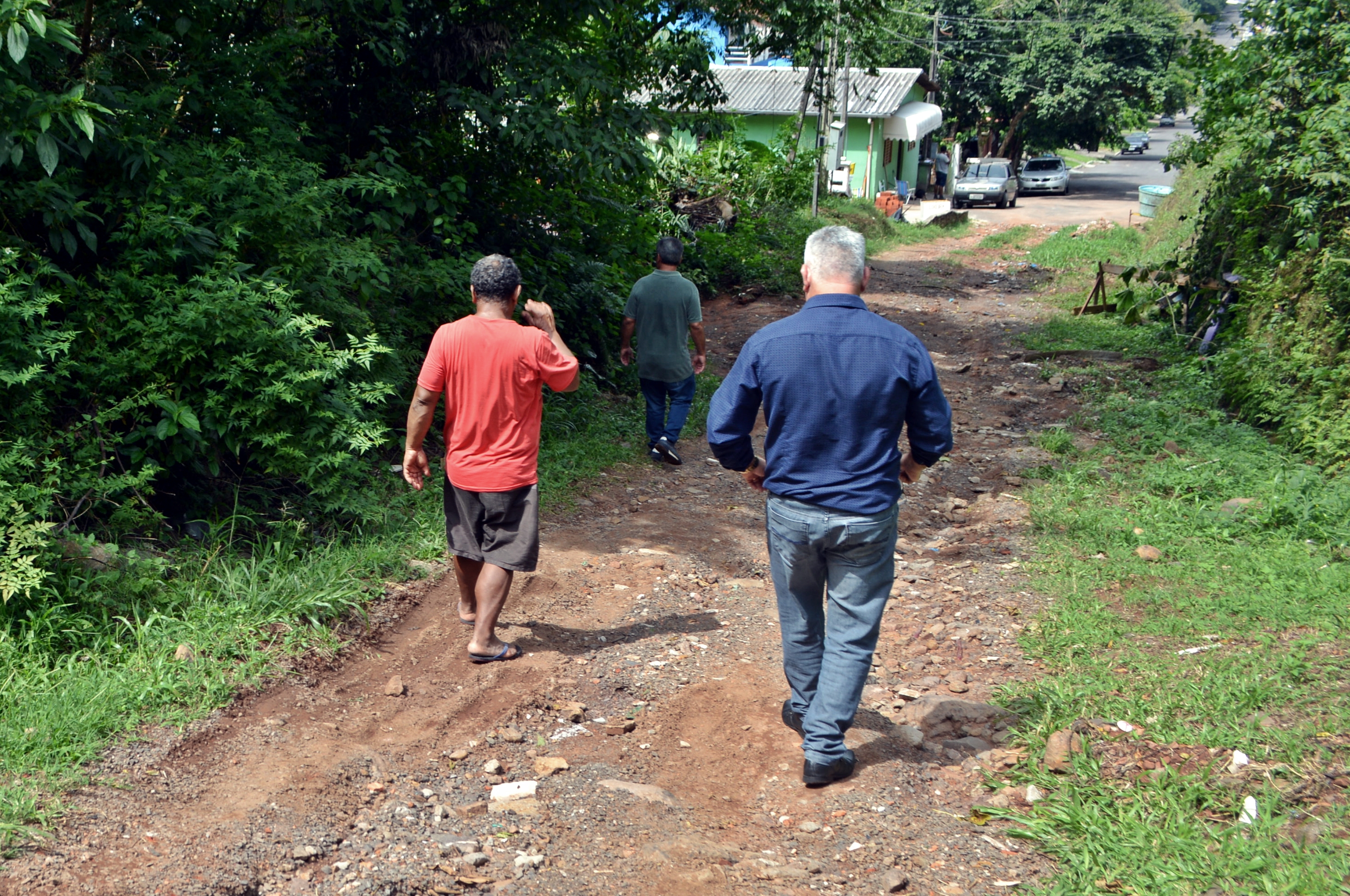 11/03/2019 - Nor Boeno conversa com moradores sobre problema estrutural que afeta pelo menos 15 famílias no bairro Diehl