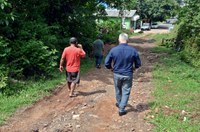 11/03/2019 - Nor Boeno conversa com moradores sobre problema estrutural que afeta pelo menos 15 famílias no bairro Diehl