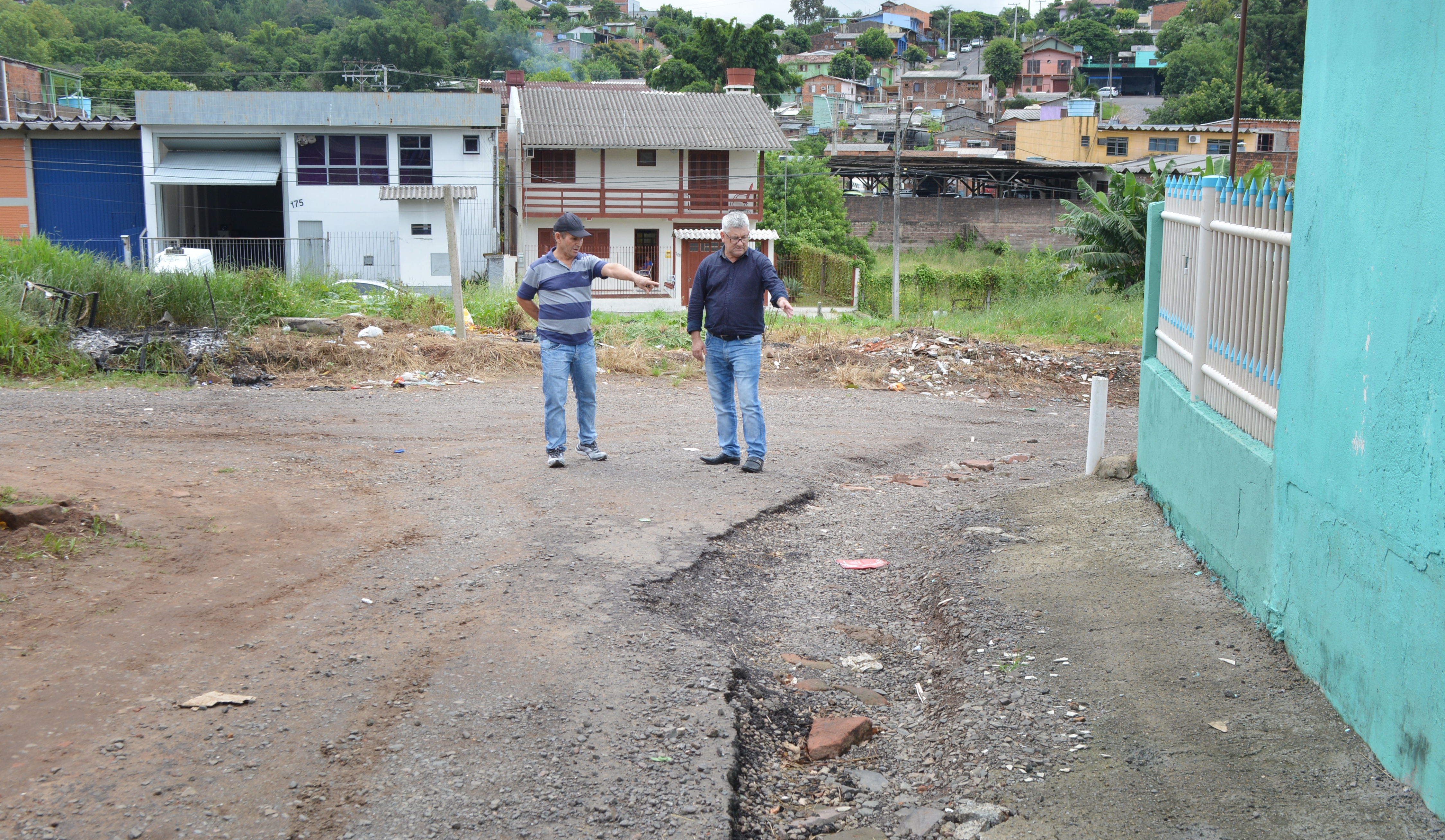 11/03/2019 - Vereador Nor Boeno caminha com morador pelo bairro Petrópolis e endereça demandas