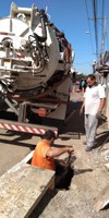 11/04/2019 - Fernando Lourenço acompanha serviço de hidrojateamento em rua do bairro Canudos