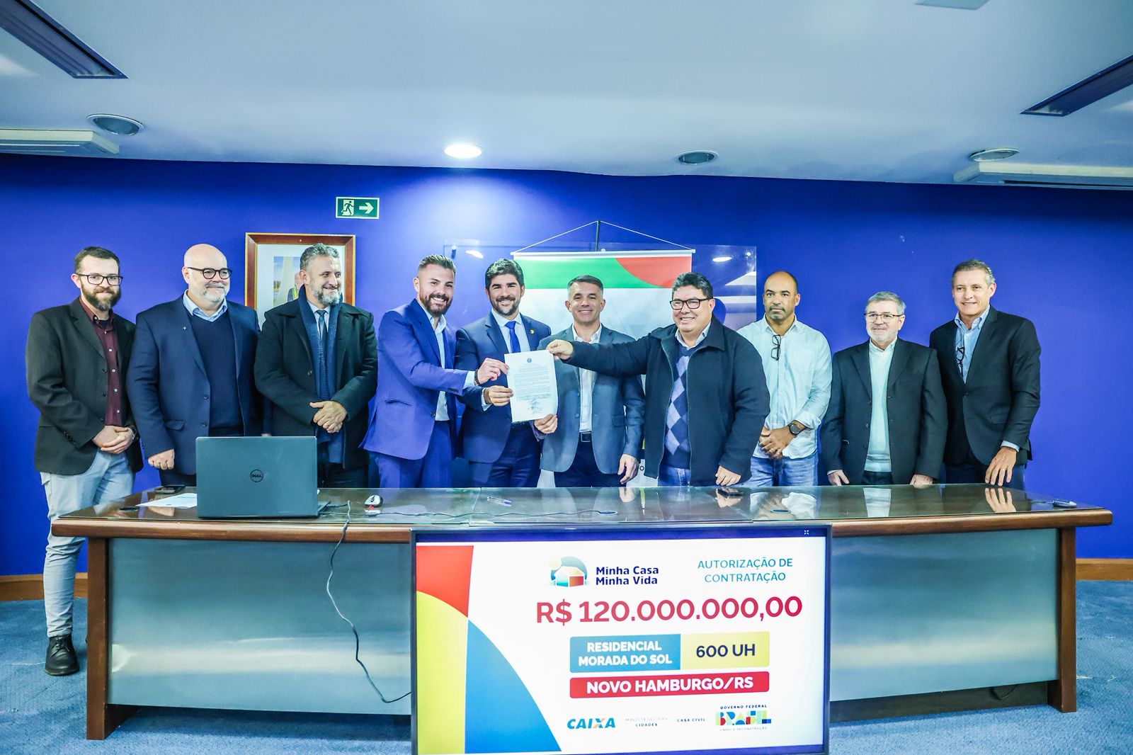 11/07/2025 - Vereador Brizola participa da contratação de 600 casas para Novo Hamburgo