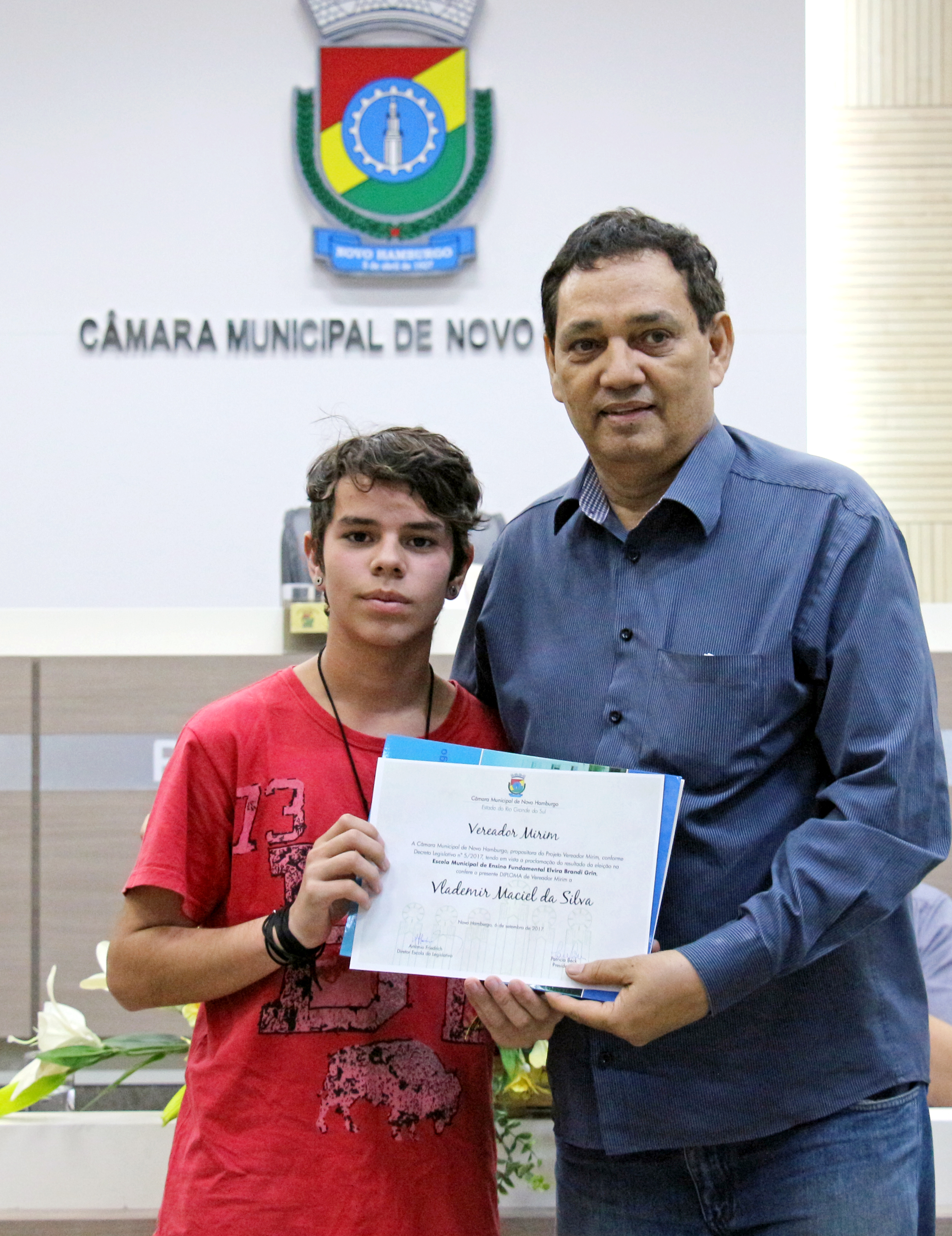 11/09/2017 - Gabinete: Inspetor Luz entrega diploma de Vereador Mirim