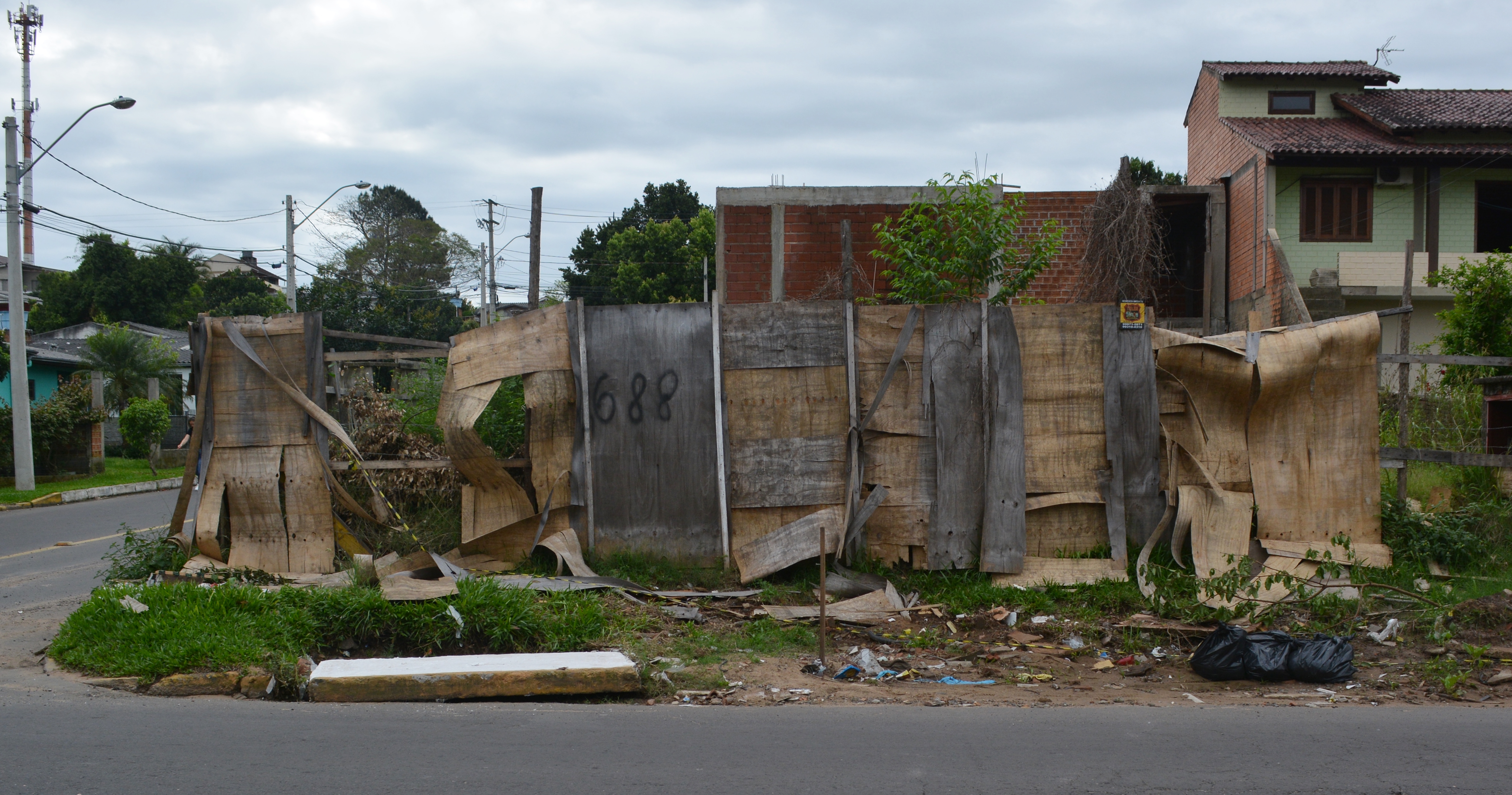 11/10/2018 - Vereador Nor Boeno solicita cercamento e limpeza de terreno na rua Bartolomeu de Gusmão 