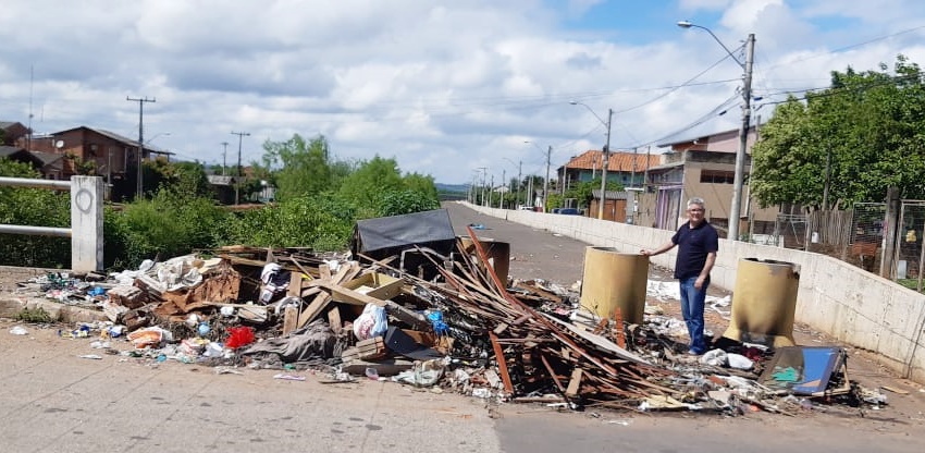 11/11/2019 - Vereador Nor Boeno requer recolhimento de galhos e entulhos nas margens do Arroio Pampa