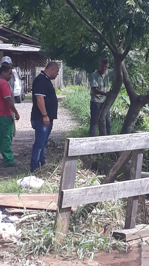 12/03/2019 - Fernando Lourenço fiscaliza ação de limpeza e recolhimento de entulhos na ponte das ruas Campo Bom e Jamaica