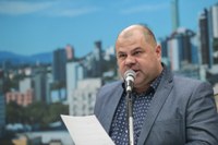 12/07/2019 - Fernando Lourenço demanda recolhimento de galhos na rua Mundo Novo