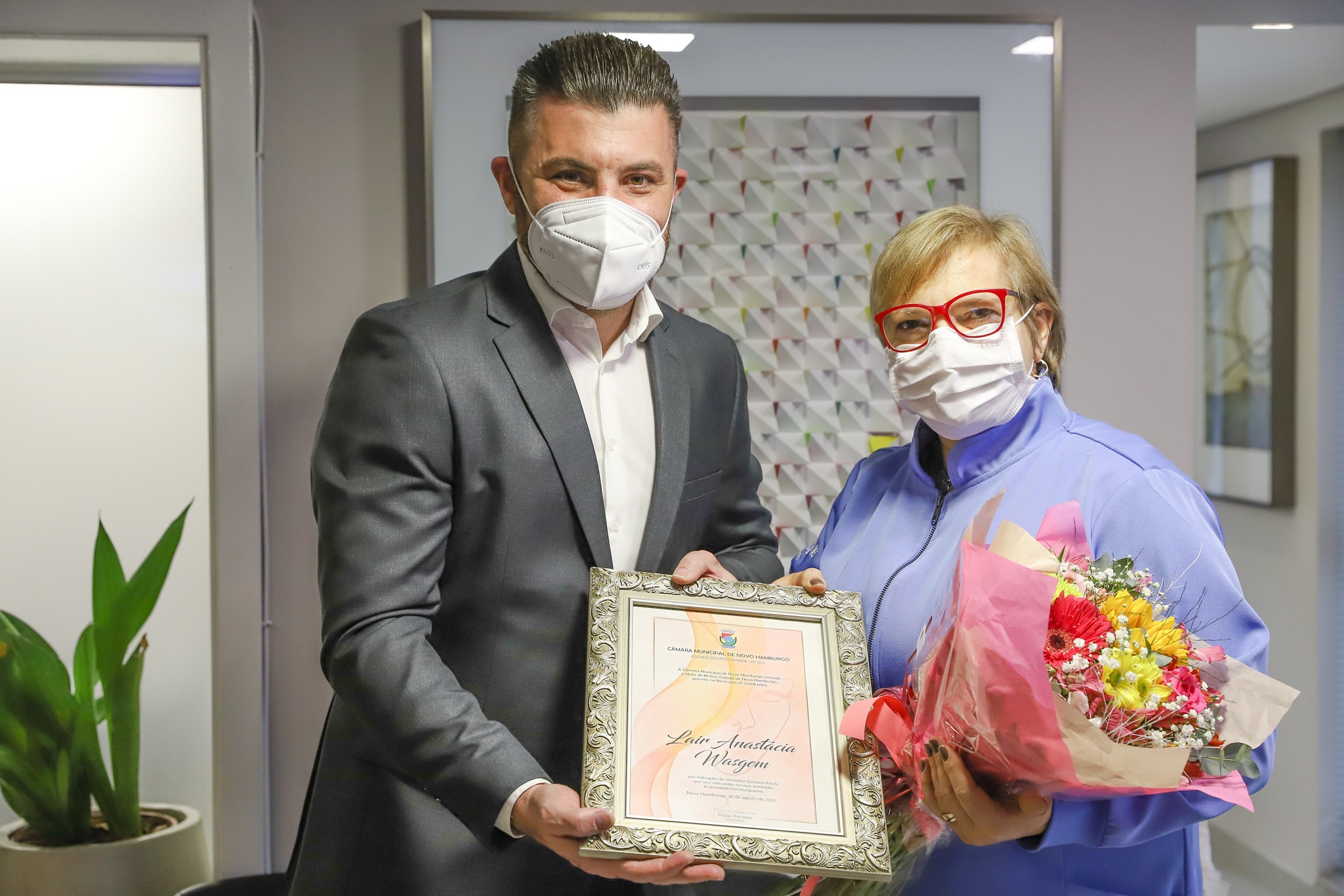 12/08/2021 - Gustavo Finck entrega título de Mulher Cidadã para Lair Wasgem