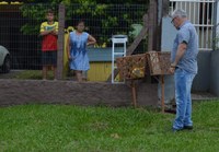 12/12/2020 - Vereador Nor Boeno recebe demanda de moradora no bairro São Jorge